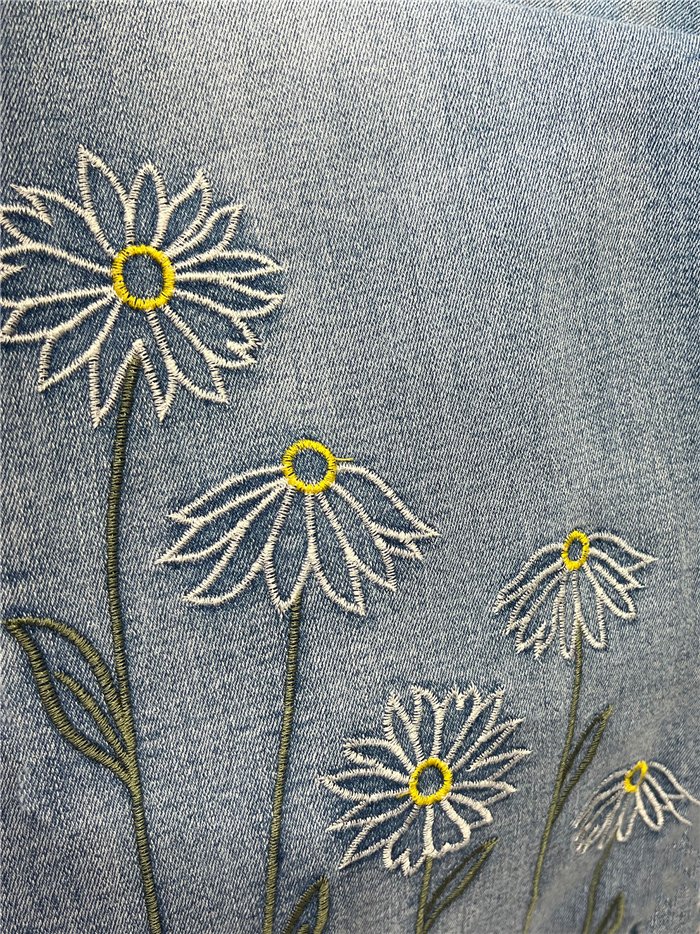Jeans rectos margaritas bordadas