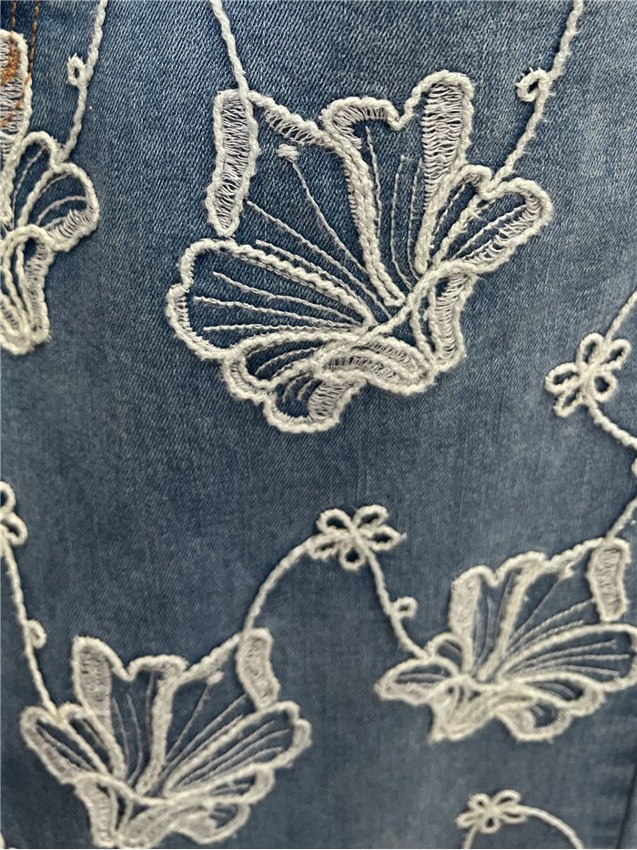 Jeans rectos bordados florales
