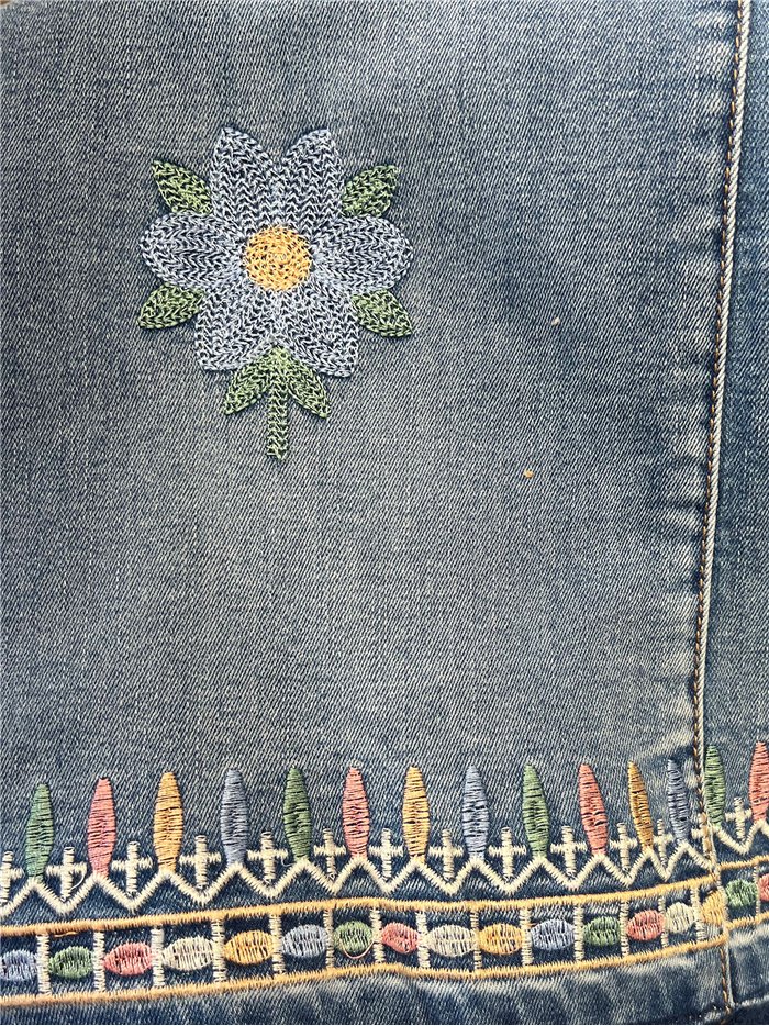 Jeans rectos flores bordadas