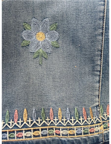 Jeans rectos flores bordadas