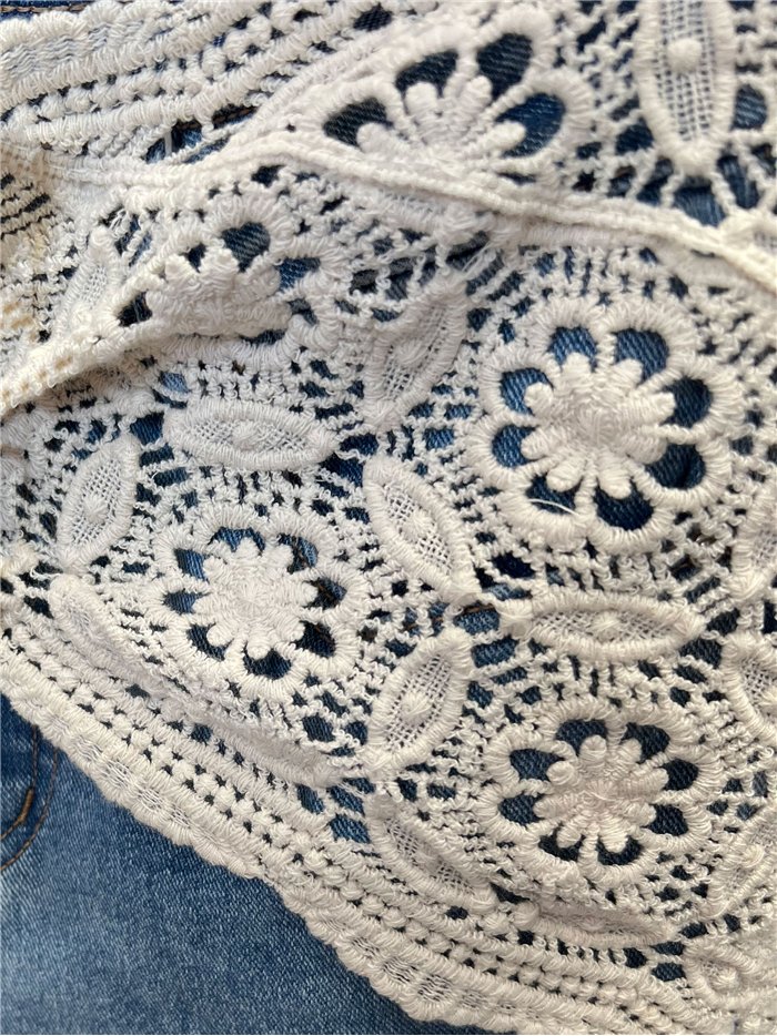 Jeans rectos con pareo crochet