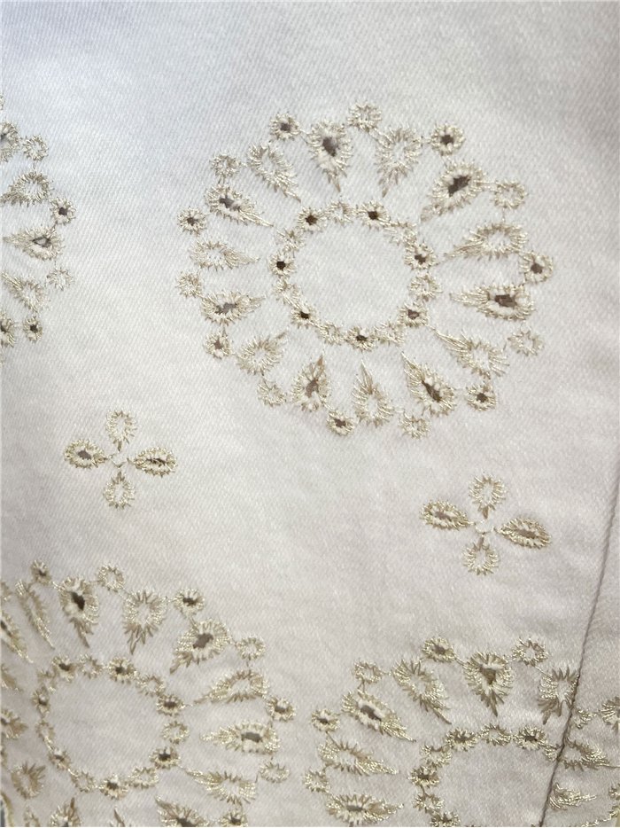 Jeans blancos bordados calados