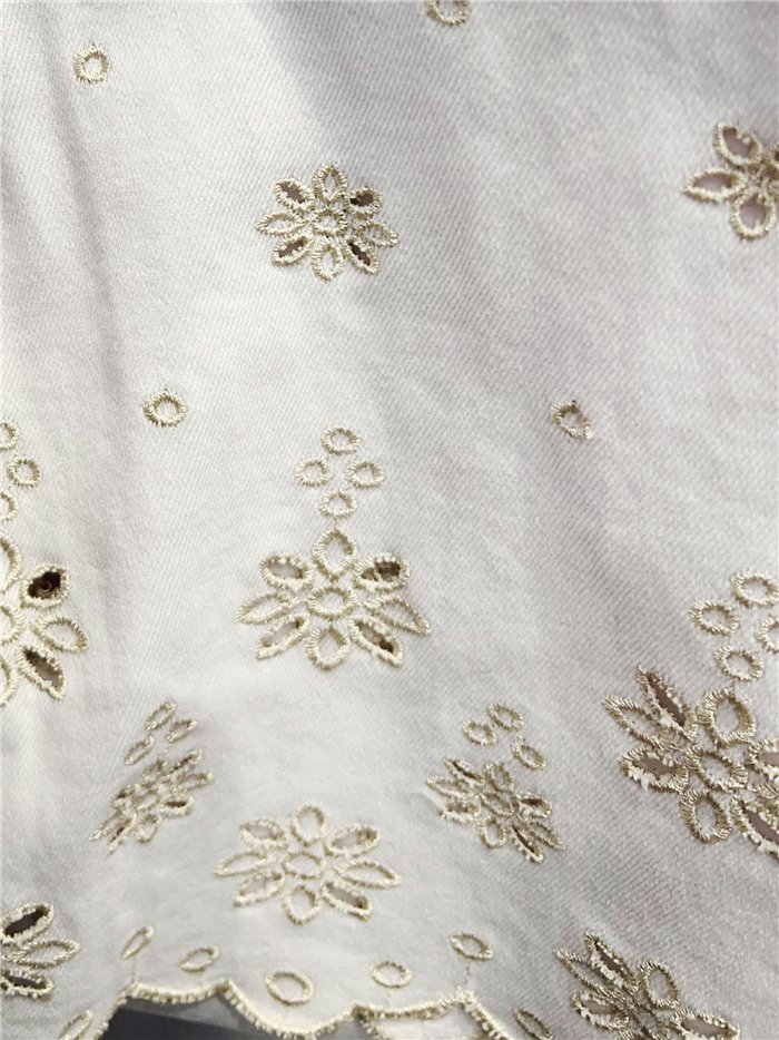 Jeans blancos calados