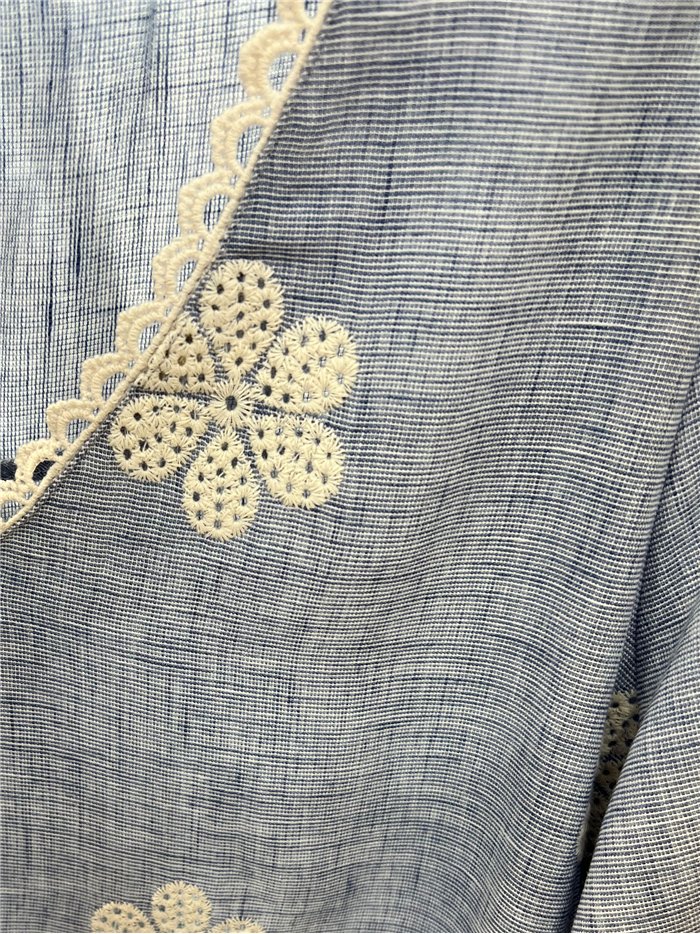 Camicetta di lino ricamata con margherite