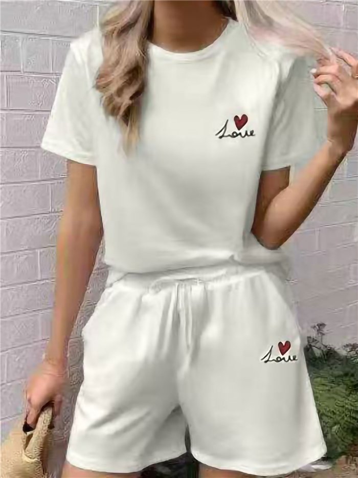 Conjunto camiseta con bordado love y short
