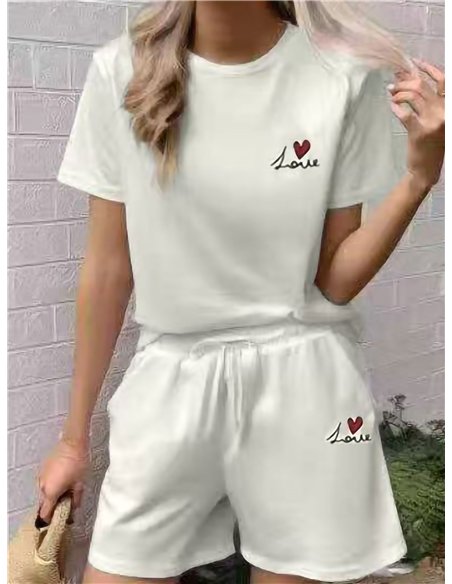 Conjunto camiseta con bordado love y short