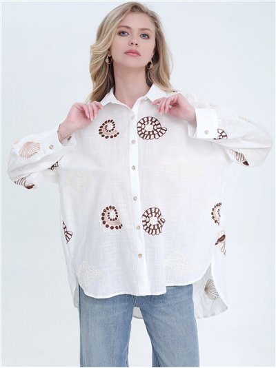 Camisa oversize blanca con bordados de conchas