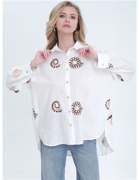Camisa oversize blanca con bordados de conchas