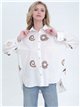 Camisa oversize blanca con bordados de conchas