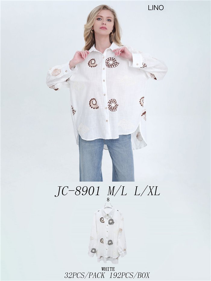 Camisa oversize blanca con bordados de conchas