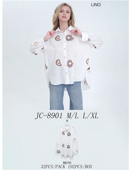 Camisa oversize blanca con bordados de conchas