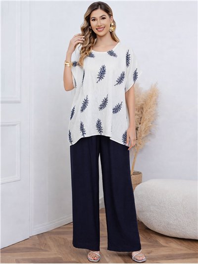 Completo composto da blusa con stampa a foglie e pantaloni palazzo.