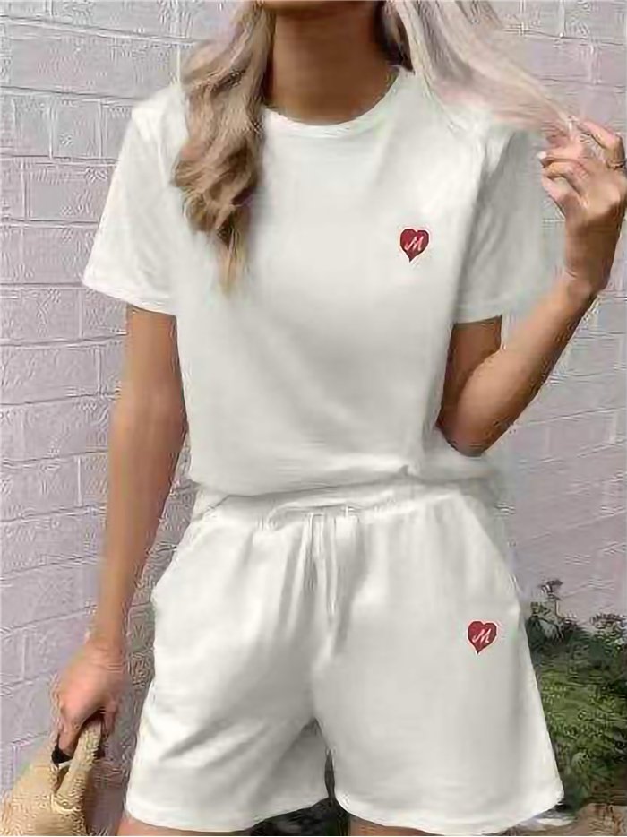 Conjunto camiseta con corazón y short