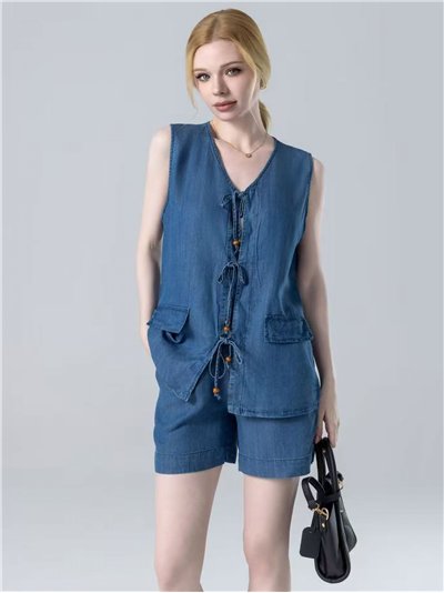 Conjunto de colete e shorts jeans
