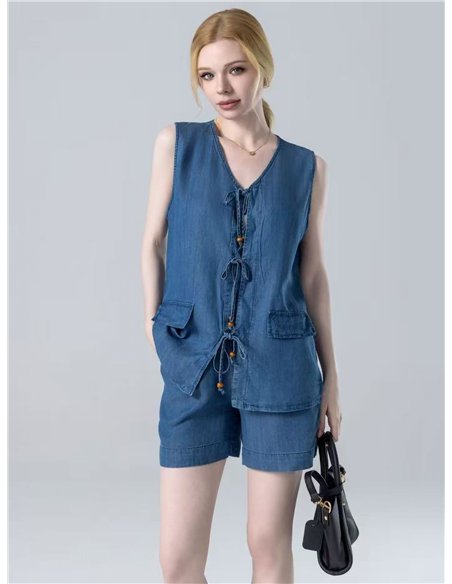 Conjunto de colete e shorts jeans