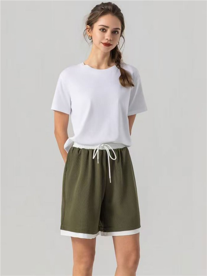 Bermuda deportiva con vivo contraste