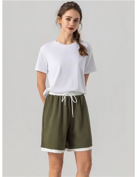 Bermuda deportiva con vivo contraste