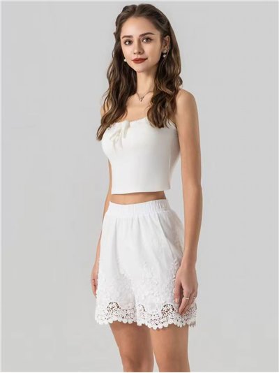 Short bordado con encaje