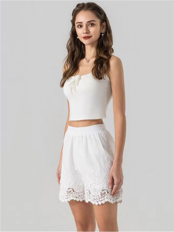 Short bordado con encaje