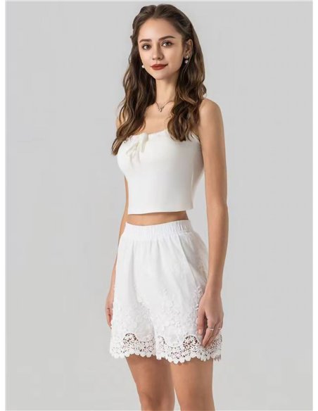 Short bordado con encaje