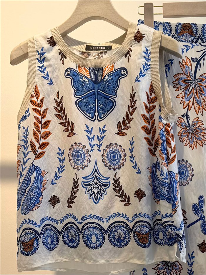 Top estampado mediterráneo