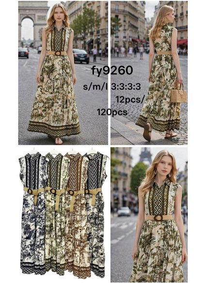 Vestido longo com estampa étnica e cinto de ráfia.