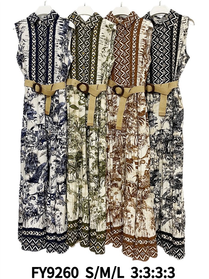 Vestido longo com estampa étnica e cinto de ráfia.