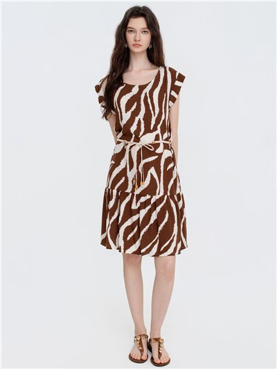 Vestido curto com estampa de zebra e cinto de corda.
