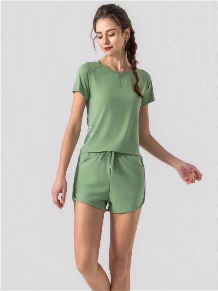 Conjunto esportivo (camiseta e shorts)