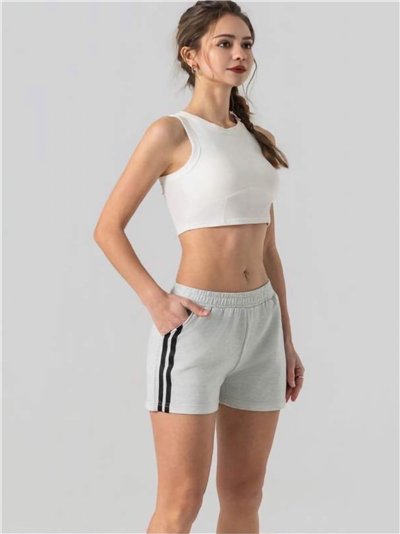 Short deportivo con franjas laterales