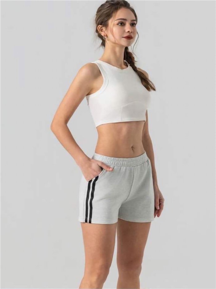 Short deportivo con franjas laterales