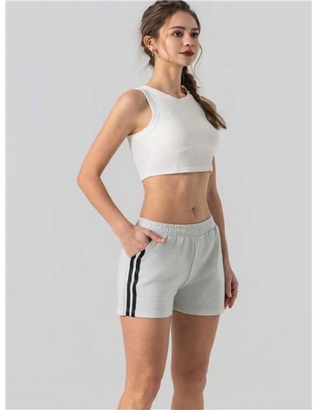 Short deportivo con franjas laterales