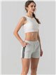 Short deportivo con franjas laterales