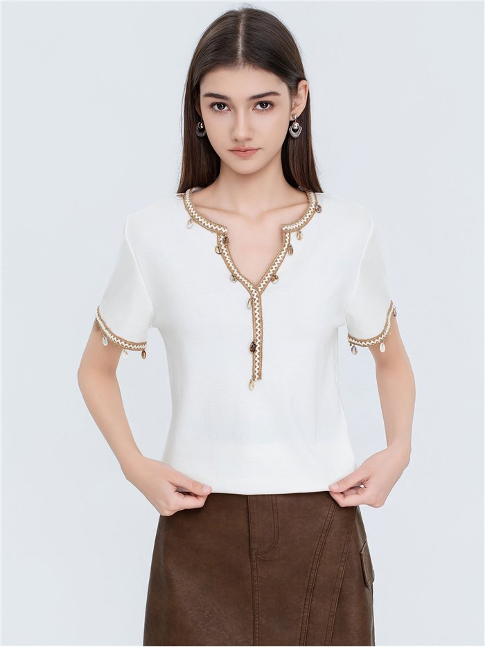 Camiseta com detalhe de concha na barra