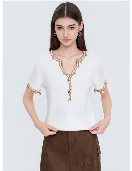 Camiseta com detalhe de concha na barra