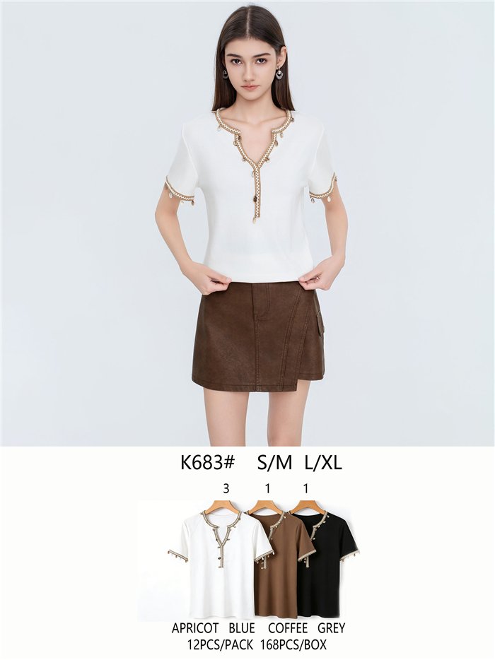 Camiseta com detalhe de concha na barra