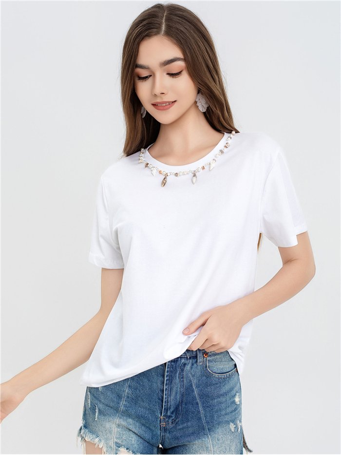 Camiseta básica com gola redonda.