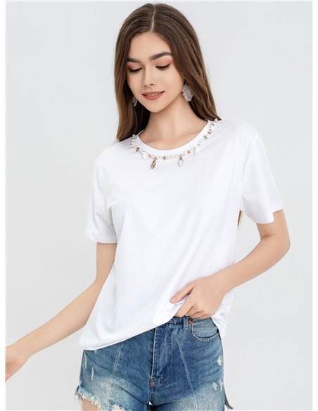 Camiseta básica com gola redonda.