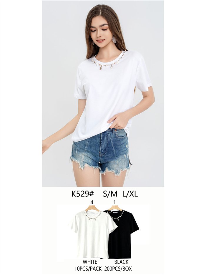 Camiseta básica com gola redonda.