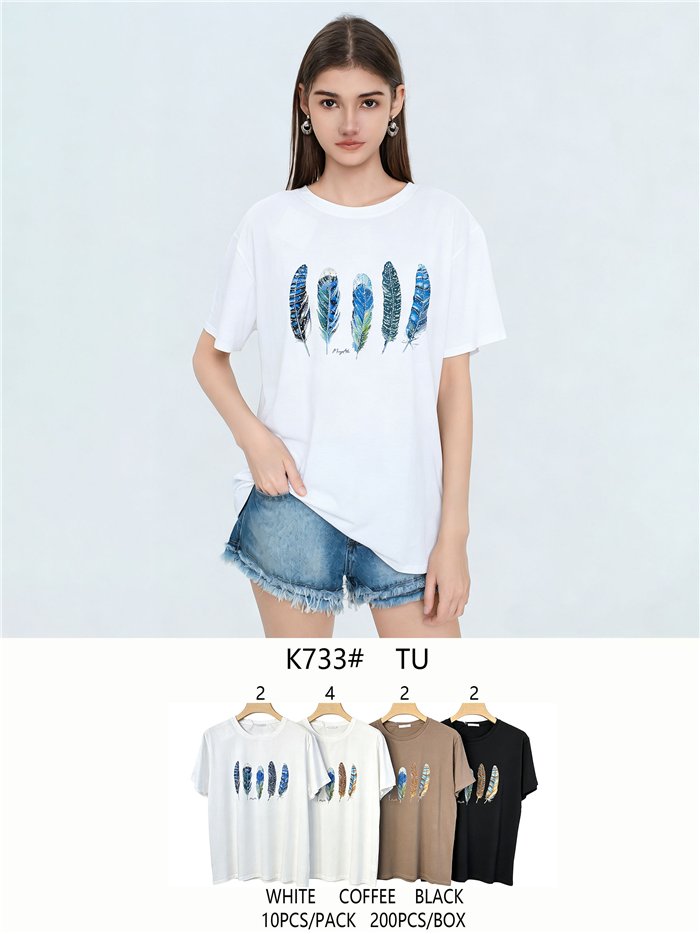 camiseta com penas e strass