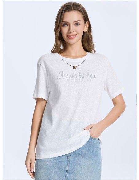 Camiseta com texto e strass.