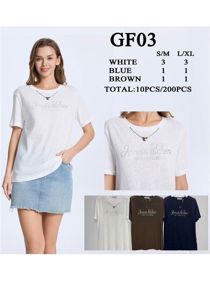 Camiseta com texto e strass.