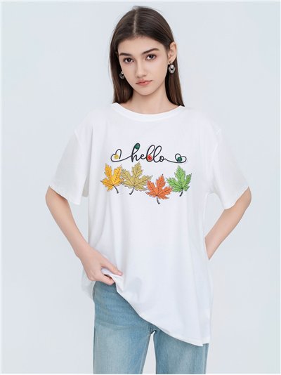 Camiseta oversized com estampa de folha e strass.
