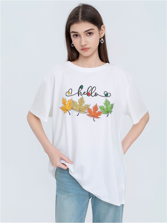 Camiseta oversized com estampa de folha e strass.