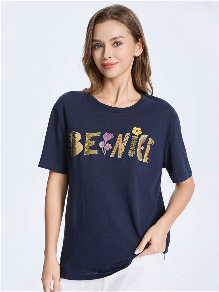 Camiseta com estampa da frase "seja legal"