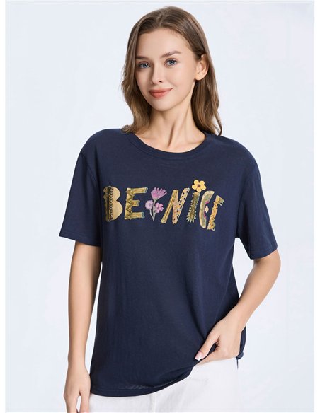 Camiseta com estampa da frase "seja legal"