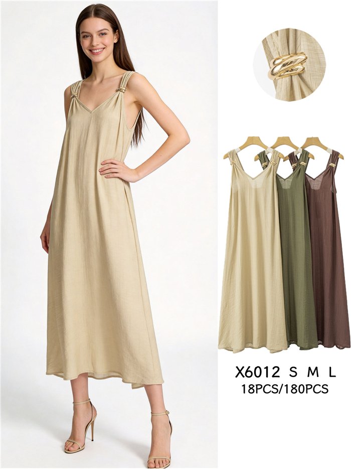 Vestido longo fluido com detalhes metálicos