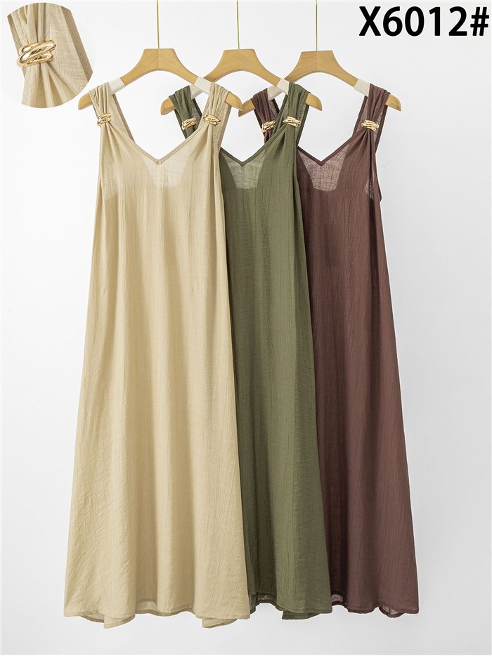 Vestido longo fluido com detalhes metálicos