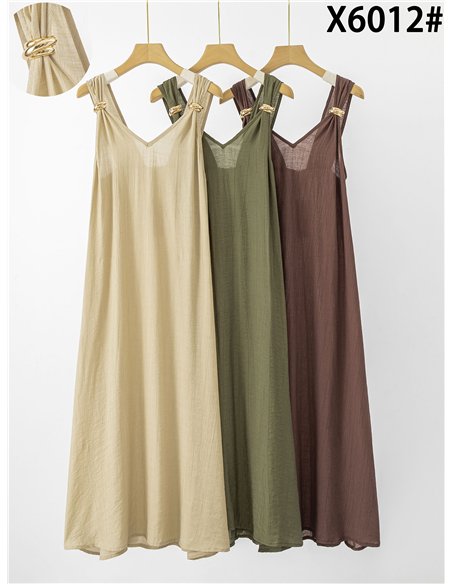 Vestido longo fluido com detalhes metálicos