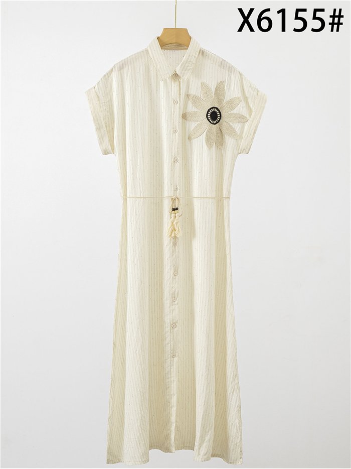 Vestido camisero con strass y flor de crochet